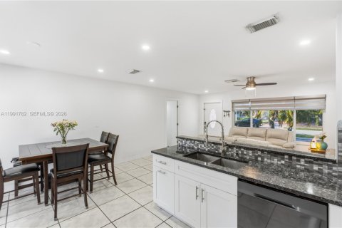 House in Pompano Beach, Florida 4 bedrooms, 117.15 sq.m. № 2065015 - photo 13