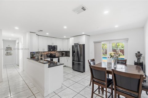 House in Pompano Beach, Florida 4 bedrooms, 117.15 sq.m. № 2065015 - photo 9