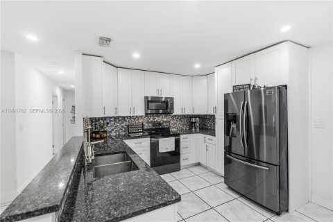 House in Pompano Beach, Florida 4 bedrooms, 117.15 sq.m. № 2065015 - photo 12