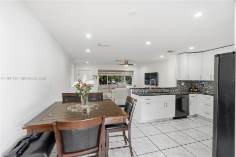 House in Pompano Beach, Florida 4 bedrooms, 117.15 sq.m. № 2065015 - photo 11