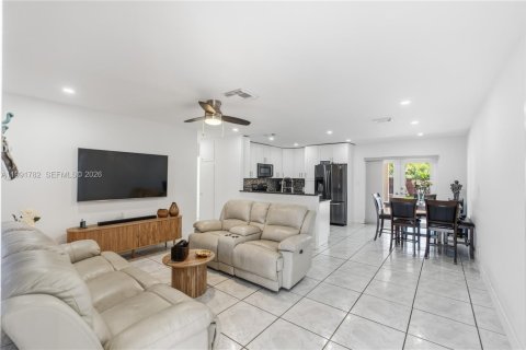 House in Pompano Beach, Florida 4 bedrooms, 117.15 sq.m. № 2065015 - photo 7