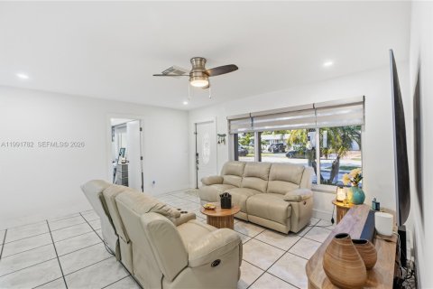 House in Pompano Beach, Florida 4 bedrooms, 117.15 sq.m. № 2065015 - photo 15