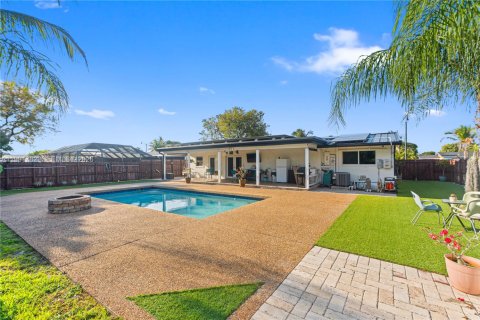 House in Pompano Beach, Florida 4 bedrooms, 117.15 sq.m. № 2065015 - photo 3