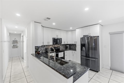 House in Pompano Beach, Florida 4 bedrooms, 117.15 sq.m. № 2065015 - photo 10