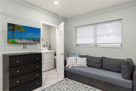 House in Wilton Manors, Florida 7 bedrooms, 137.03 sq.m. № 2041518 - photo 17