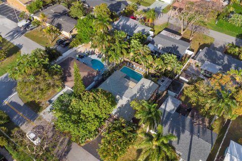 House in Wilton Manors, Florida 7 bedrooms, 137.03 sq.m. № 2041518 - photo 9