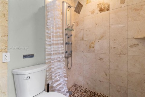 House in Wilton Manors, Florida 7 bedrooms, 137.03 sq.m. № 2041518 - photo 24