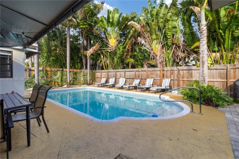 House in Wilton Manors, Florida 7 bedrooms, 137.03 sq.m. № 2041518 - photo 29