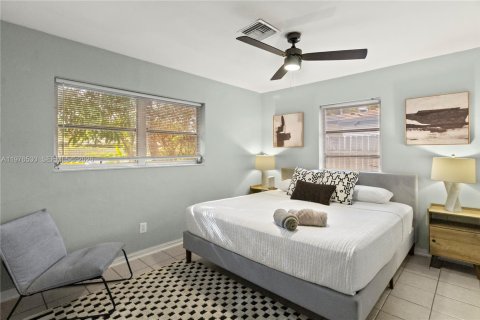 House in Wilton Manors, Florida 7 bedrooms, 137.03 sq.m. № 2041518 - photo 10