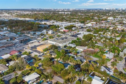 House in Wilton Manors, Florida 7 bedrooms, 137.03 sq.m. № 2041518 - photo 4