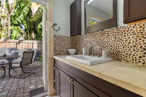 House in Wilton Manors, Florida 7 bedrooms, 137.03 sq.m. № 2041518 - photo 23