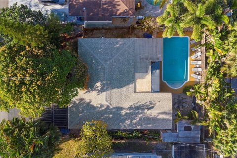 House in Wilton Manors, Florida 7 bedrooms, 137.03 sq.m. № 2041518