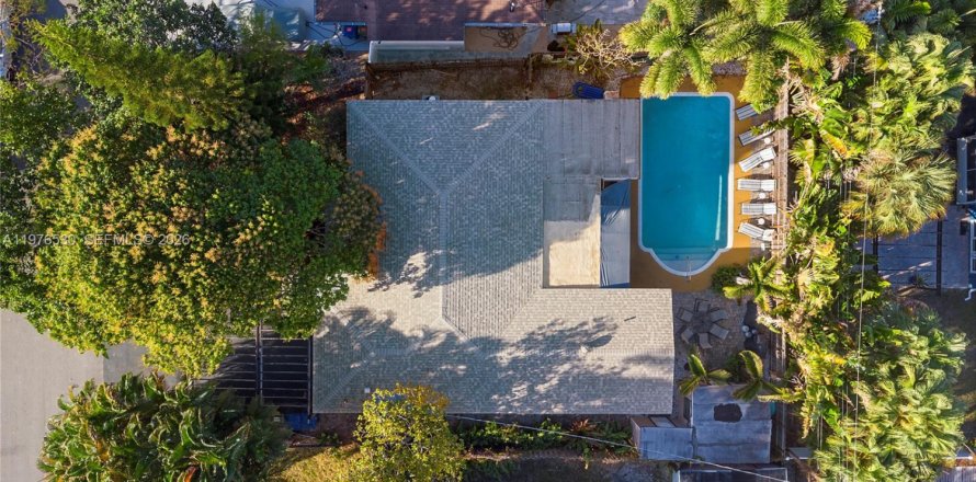 House in Wilton Manors, Florida 7 bedrooms, 137.03 sq.m. № 2041518