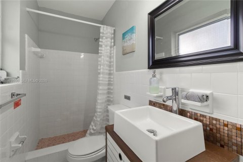 House in Wilton Manors, Florida 7 bedrooms, 137.03 sq.m. № 2041518 - photo 19