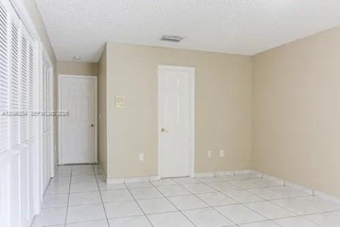 Villa ou maison à louer à Miami, Floride: 3 chambres № 2387841 - photo 4