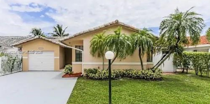 Villa ou maison à Miami, Floride 3 chambres № 2387841