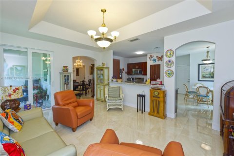 House in Miami, Florida 3 bedrooms, 170.94 sq.m. № 1814294 - photo 16