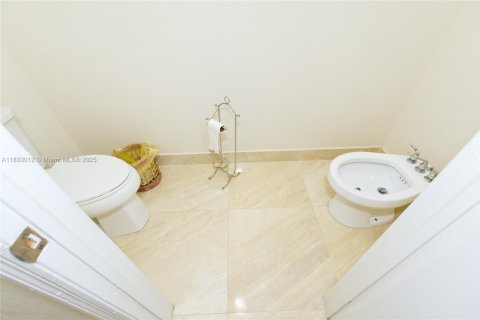 House in Miami, Florida 3 bedrooms, 170.94 sq.m. № 1814294 - photo 23