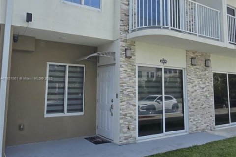 Adosado en venta en Homestead, Florida, 4 dormitorios, 133.22 m2 № 1855277 - foto 1
