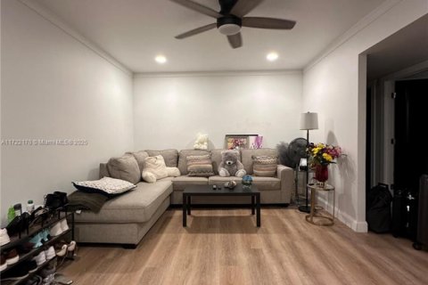 Condominio en alquiler en Pembroke Park, Florida, 3 dormitorios, 79.9 m2 № 2088477 - foto 2