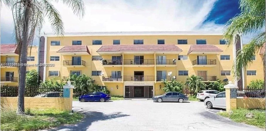 Condominio en Pembroke Park, Florida, 3 dormitorios  № 2088477