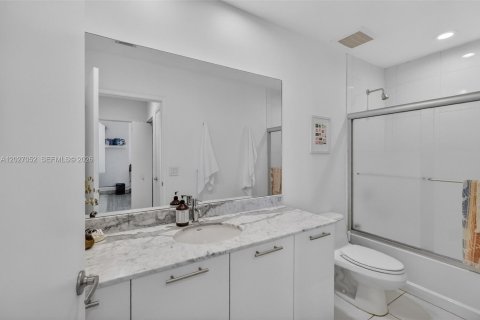 Condominio en venta en Miami, Florida, 2 dormitorios, 102.29 m2 № 2244358 - foto 13