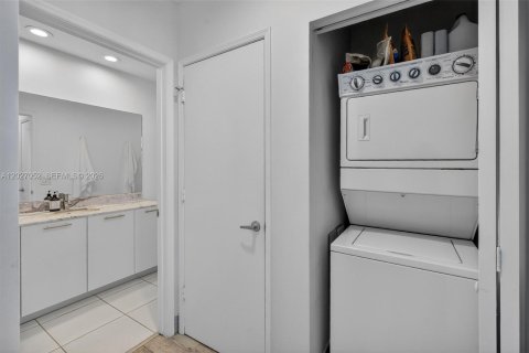 Condominio en venta en Miami, Florida, 2 dormitorios, 102.29 m2 № 2244358 - foto 12