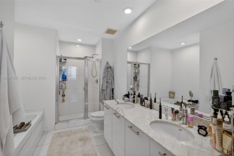Condominio en venta en Miami, Florida, 2 dormitorios, 102.29 m2 № 2244358 - foto 15