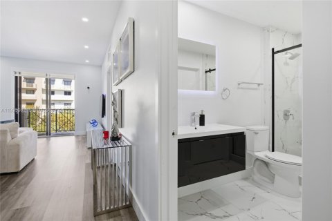 Condo in Miami, Florida, 2 bedrooms  № 1996363 - photo 15