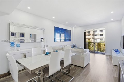 Condo in Miami, Florida, 2 bedrooms  № 1996363 - photo 10