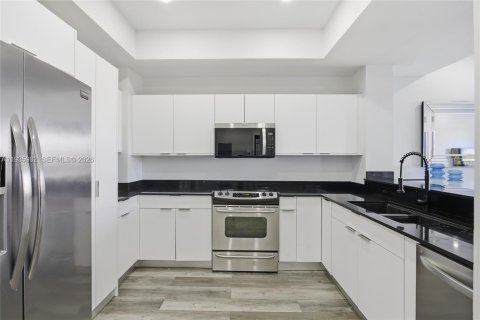 Condo in Miami, Florida, 2 bedrooms  № 1996363 - photo 7