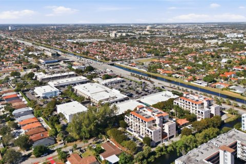 Condo in Miami, Florida, 2 bedrooms  № 1996363 - photo 5