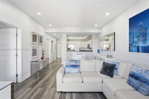 Condo in Miami, Florida, 2 bedrooms  № 1996363 - photo 12