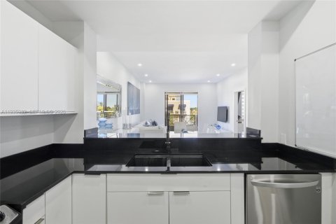 Condo in Miami, Florida, 2 bedrooms  № 1996363 - photo 8