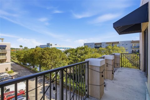 Condo in Miami, Florida, 2 bedrooms  № 1996363 - photo 17