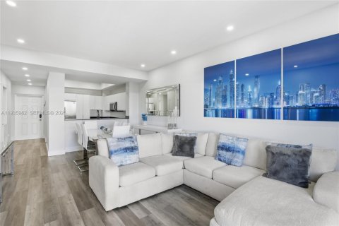Condo in Miami, Florida, 2 bedrooms  № 1996363 - photo 11