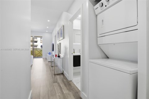 Condo in Miami, Florida, 2 bedrooms  № 1996363 - photo 16