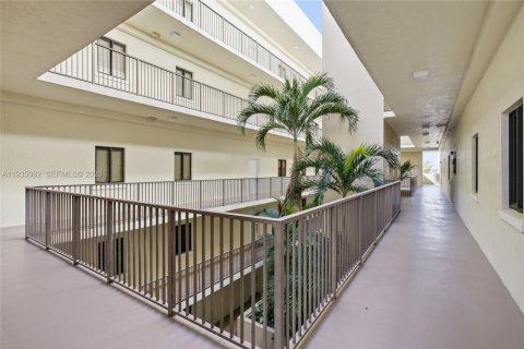 Condo in Miami, Florida, 2 bedrooms  № 1996363 - photo 28