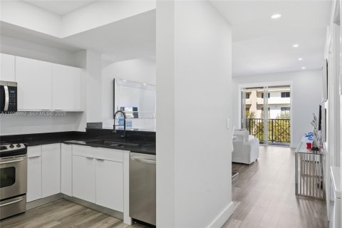 Condo in Miami, Florida, 2 bedrooms  № 1996363 - photo 6