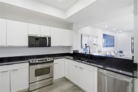 Condo in Miami, Florida, 2 bedrooms  № 1996363 - photo 9