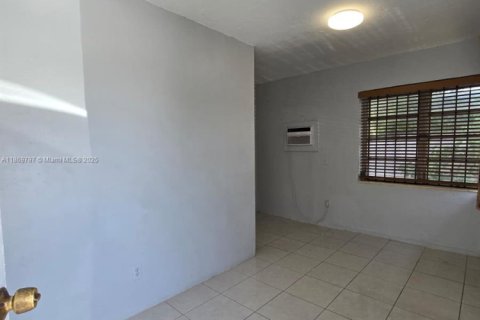 House in Miami, Florida 37.16 sq.m. № 1956752 - photo 2