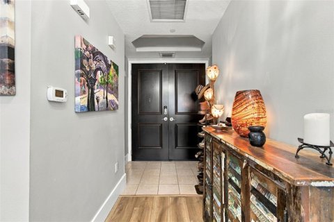 Condo in Tampa, Florida, 2 bedrooms  № 2369382 - photo 5