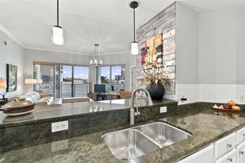 Condo in Tampa, Florida, 2 bedrooms  № 2369382 - photo 8