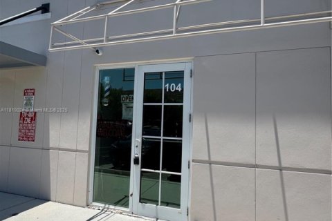Propiedad comercial en venta en Miramar, Florida № 1779992 - foto 15