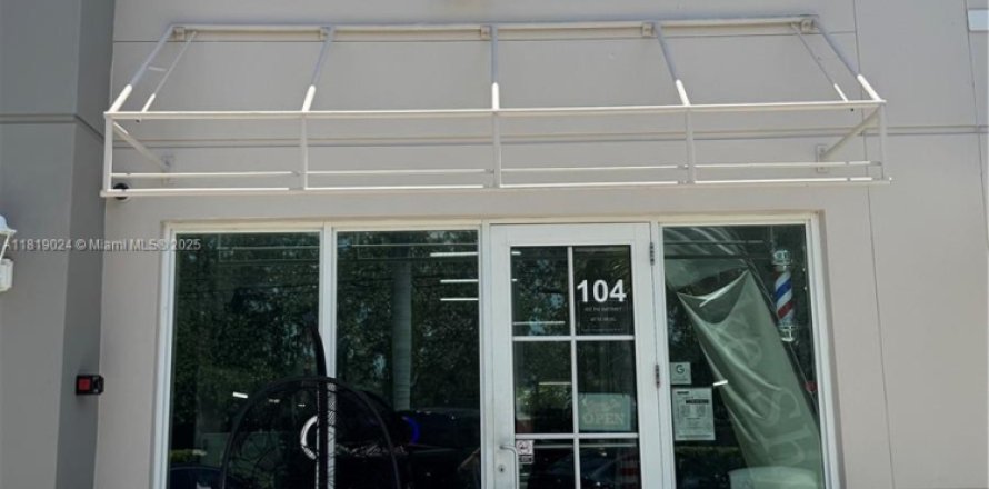 Propiedad comercial en Miramar, Florida № 1779992