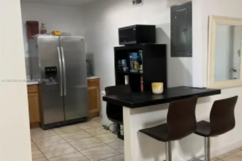 Condo in Miami, Florida, 2 bedrooms  № 1953943 - photo 15