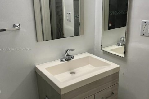 Condo in Miami, Florida, 2 bedrooms  № 1953943 - photo 10