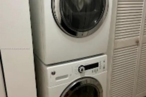 Condo in Miami, Florida, 2 bedrooms  № 1953943 - photo 19