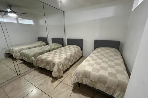 Condo in Miami, Florida, 2 bedrooms  № 1953943 - photo 23