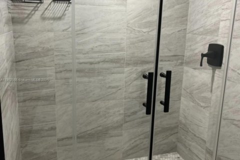 Condo in Miami, Florida, 2 bedrooms  № 1953943 - photo 3